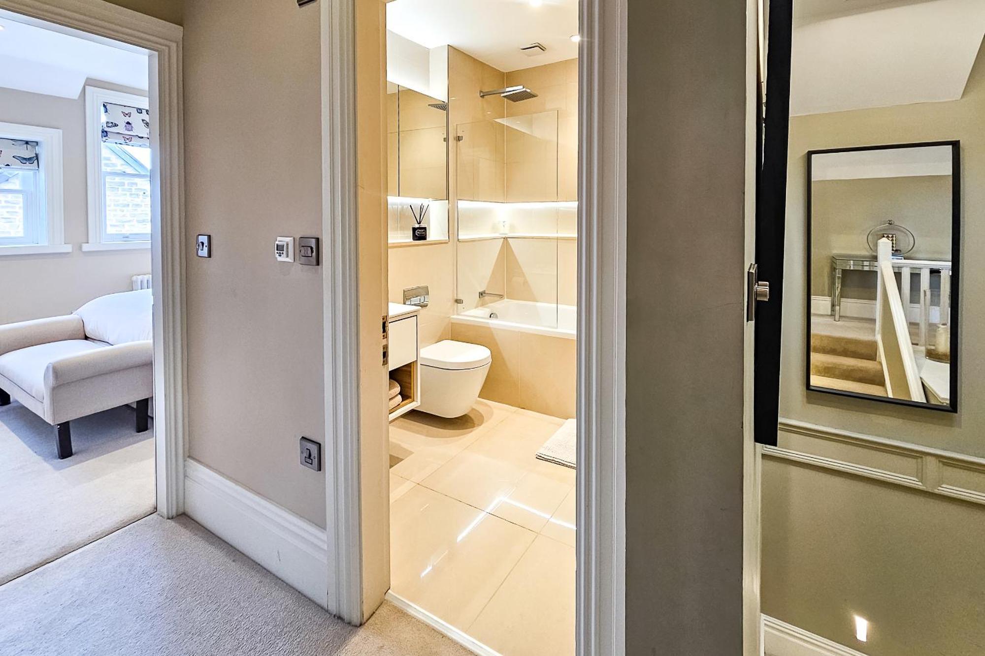 Exclusive 3 Bedroom Penthouse - 2 Bath & Mezzanine *