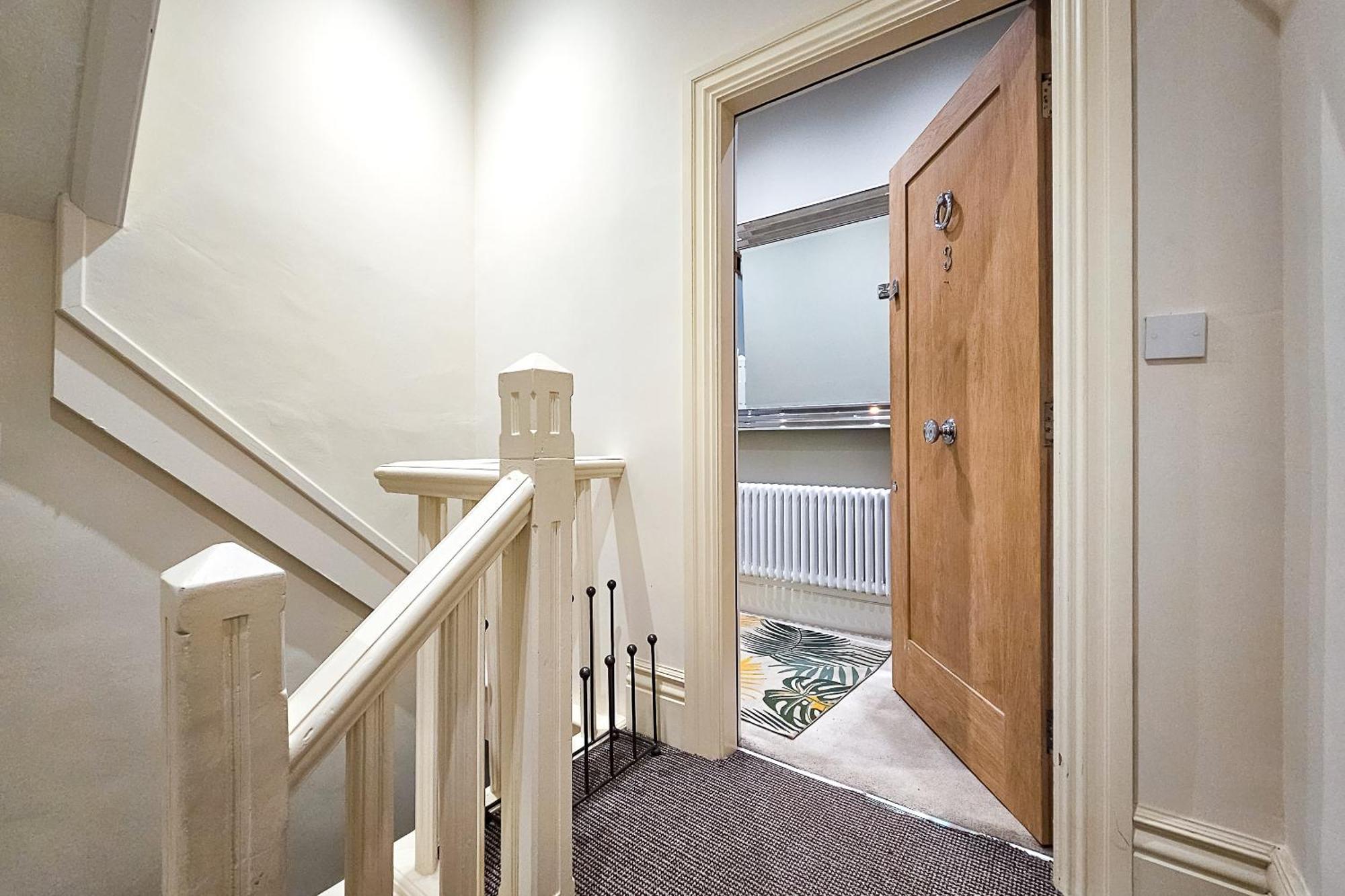 Exclusive 3 Bedroom Penthouse - 2 Bath & Mezzanine Apartment *