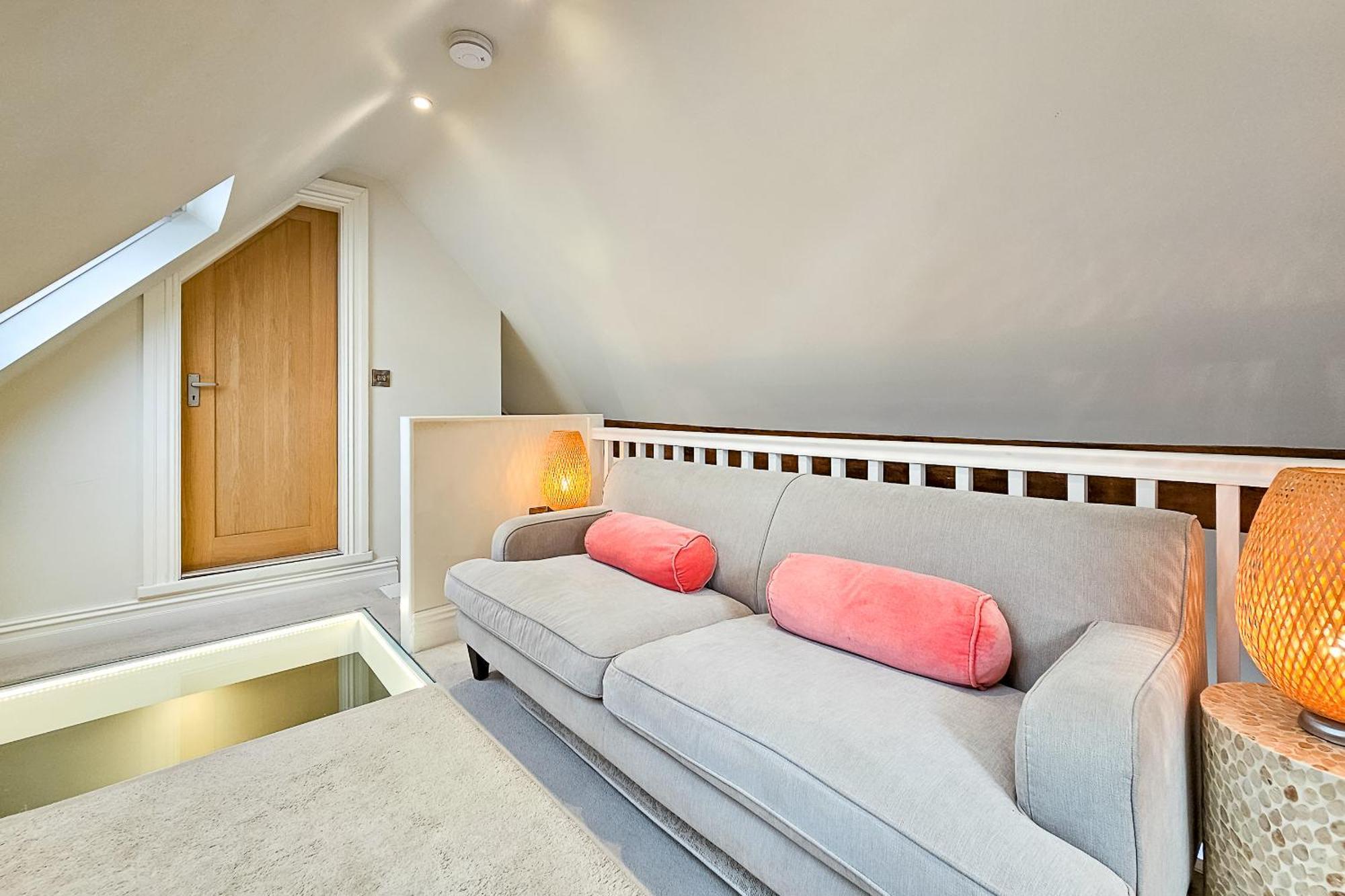 Apartment Exclusive 3 Bedroom Penthouse - 2 Bath & Mezzanine Harrogate