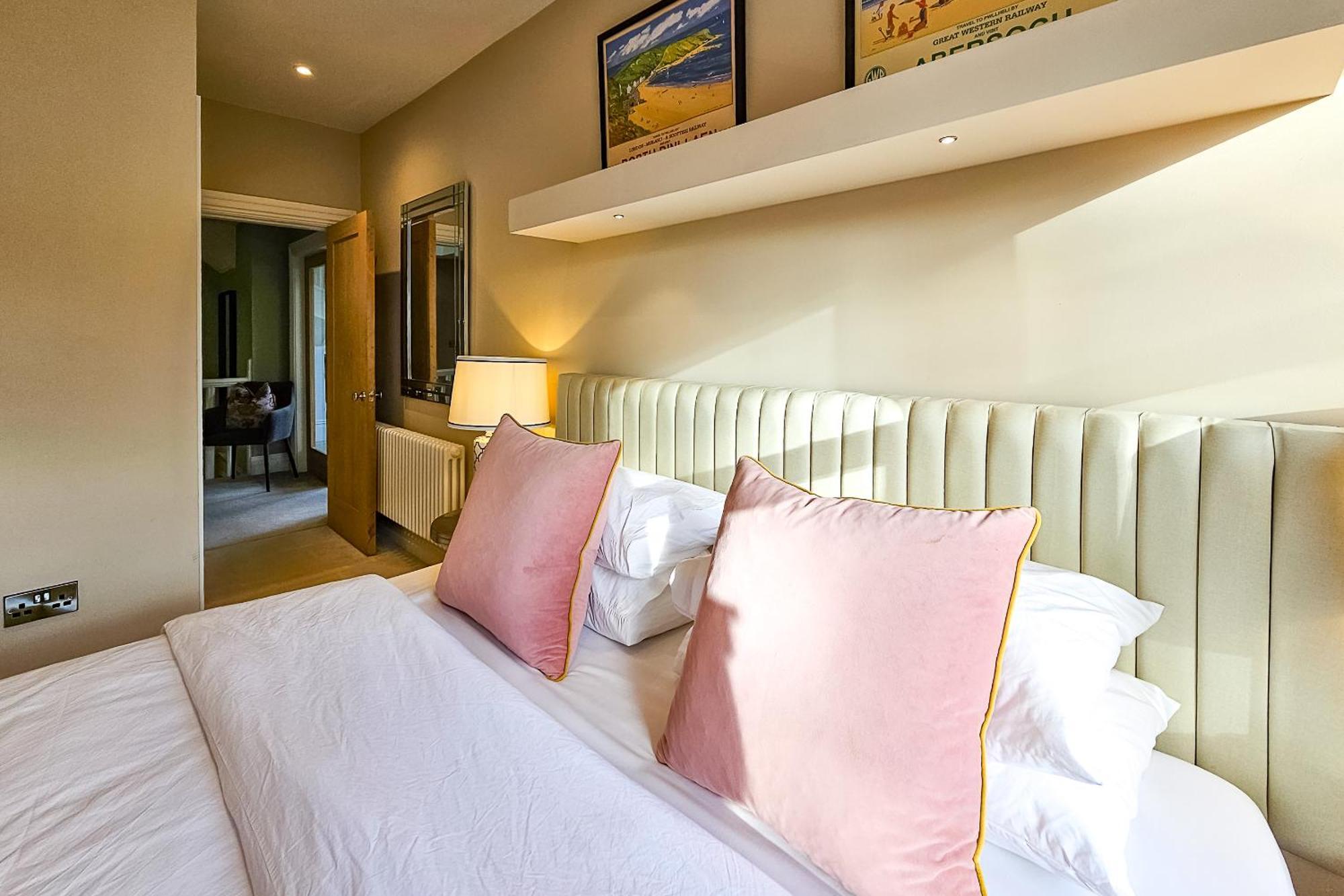 Exclusive 3 Bedroom Penthouse - 2 Bath & Mezzanine Apartment *