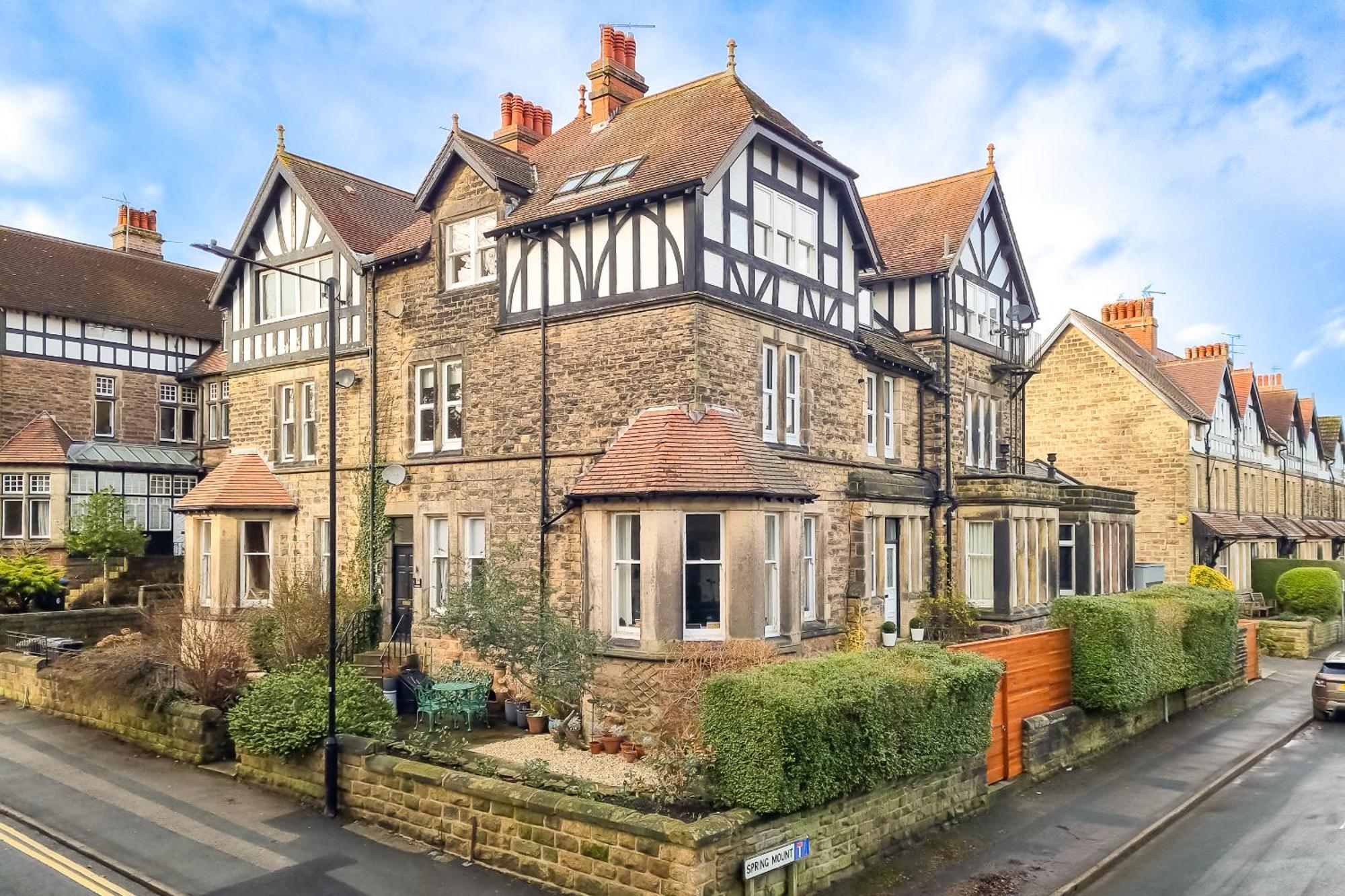 Exclusive 3 Bedroom Penthouse - 2 Bath & Mezzanine Apartment Harrogate
