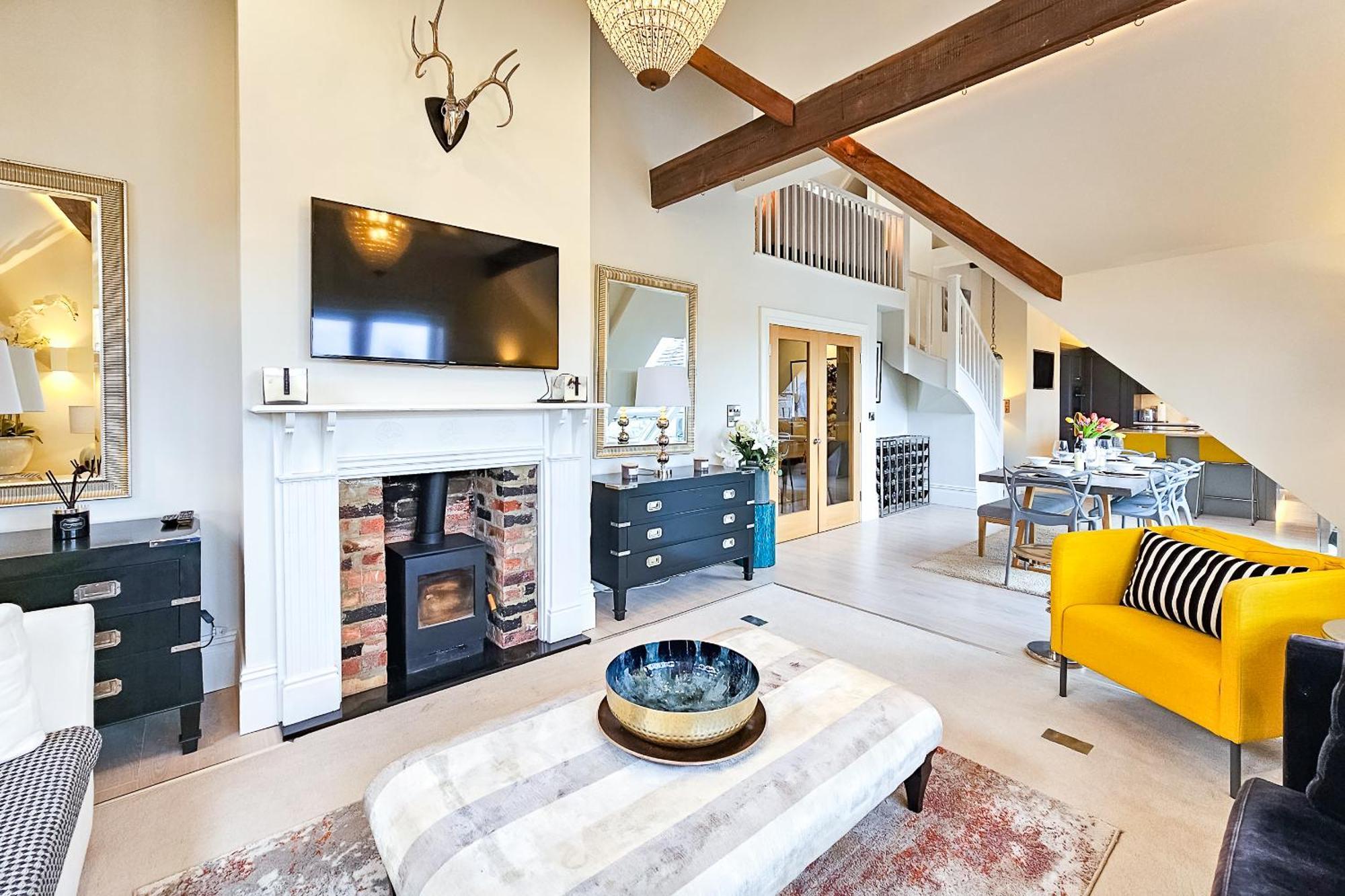 Apartment Exclusive 3 Bedroom Penthouse - 2 Bath & Mezzanine *